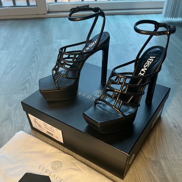 Greca Maze Leather Heels size 37 by Versace - Picture 3 of 7